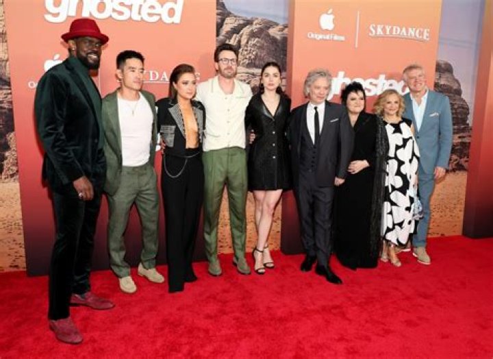 Lizze Broadway Net Worth - Wiki, Age, Weight and Height, Relationships, Family, and More