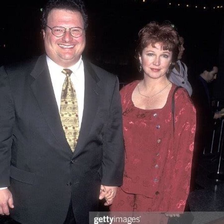 Paula Sutor, Former Wife of Wayne Knight! Know Her Husband, Make-Up, Photos, & Net Worth.